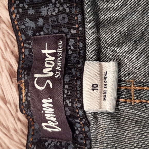 St. John's Bay Jean Shorts Size 10 - Picture 3 of 4